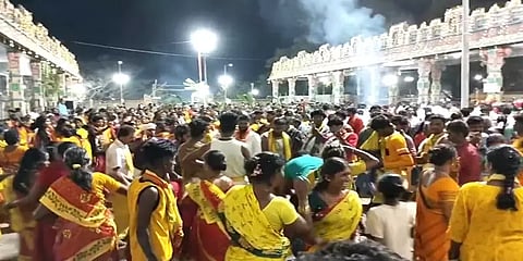 பண்ணாரி அம்மன் கோயில் குண்டம் விழா: மேளதாளத்துடன் கம்ப ஆட்டம் ஆடிய பெண் பக்தர்கள்
