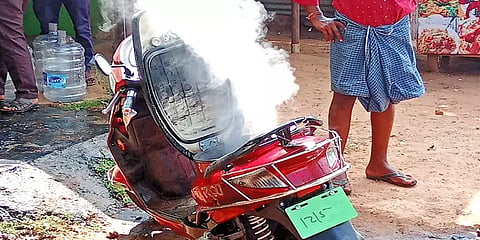 மணப்பாறை: கடையில் நிறுத்தியிருந்த எலக்ட்ரிக் பைக் திடீரென தீப்பற்றி எரிந்ததால் பரபரப்பு