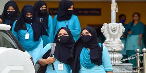 தேர்வின்போது ஹிஜாபுக்கு அனுமதியளித்த 7 ஆசிரியர்கள் “சஸ்பெண்ட்”