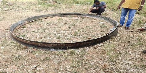 வானிலிருந்து விழுந்த உலோக வளைய மர்மப் பொருள்; சீன ராக்கெட்டின் எச்சங்கள் என கண்டுபிடிப்பு!