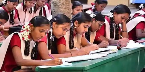 குறைக்கப்பட்ட பாடத்திட்டத்தின் படியே பொதுத்தேர்வு - அரசுத் தேர்வுகள் இயக்குநர் சுற்றறிக்கை