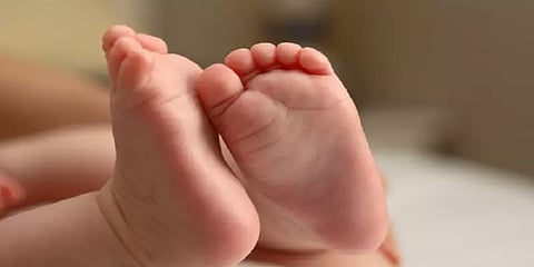 ஆந்திராவில் தொடர் மின்வெட்டு - செல்போன் டார்ச் வெளிச்சத்தில் பிரசவம் பார்த்த மருத்துவர்கள்