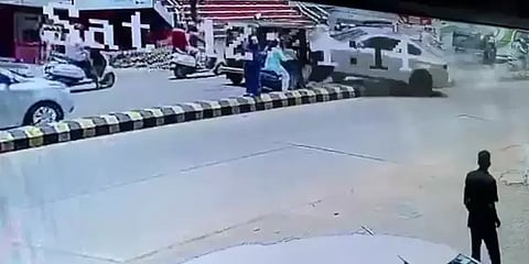 புயல் வேகத்தில் வந்த கார் சிக்னலில் ஸ்கூட்டியிலிருந்த பெண் மீது மோதிய பதைபதைக்கும் வீடியோ!