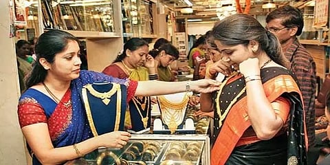 நடுத்தர வர்க்கத்தினர் வாங்கிக் குவிக்கும் தங்கம்; என்ன காரணம்? - விரிவான அலசல்