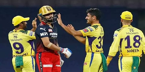 ஃப்ளிக் ஷாட் அடிக்க முயற்சித்த கோலி - ஸ்கெட்ச் போட்டு அவுட்டாக்கிய தோனி - வைரல் வீடியோ