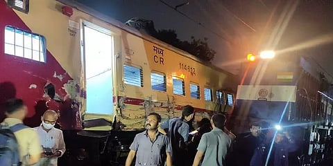 மும்பையில் தடம்புரண்டு விபத்துக்குள்ளான புதுச்சேரி எக்ஸ்பிரஸ்