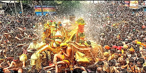 தீர்த்தவாரி வைபவம்: தண்ணீரை பீய்ச்சி அடித்து கள்ளழகரை குளிர்வித்த பக்தர்கள்