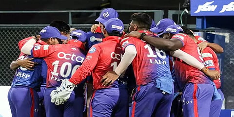 டெல்லி அணியில் வெளிநாட்டு வீரர் உள்பட 6 பேருக்கு கொரோனா - மருத்துவமனையில் அனுமதி?