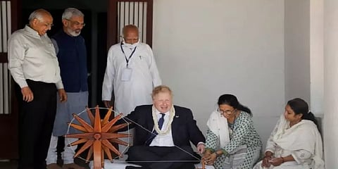 இந்தியா வந்தார் பிரிட்டன் பிரதமர் - குஜராத் காந்தி ஆசிரமத்தில் ராட்டையில் நூல் நூற்றார்