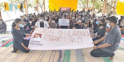 ஊசியால் கையை கிழித்து போராட்டத்தில் ஈடுபடும் மருத்துவ கல்லூரி மாணவர்கள் - காரணம் இதுதான்!