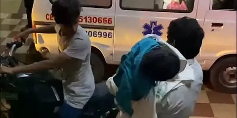 உயிரிழந்த மகனை 90 கி.மீ பைக்கில் கொண்டு சென்ற தந்தை.. ஆந்திராவில் அதிர்ச்சி சம்பவம்