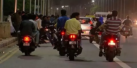 சென்னையில் ஸ்லைடிங் நம்பர் பிளேட் விற்பனை - 100 பேருக்கு அபராதம்; கடை உரிமையாளர்கள் கைது