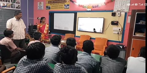 அரசு பள்ளி மாணவர்களின் ஆங்கில அறிவை வளர்க்க சொந்த முயற்சியில் ஆய்வகம் அமைத்த ஆசிரியர்!