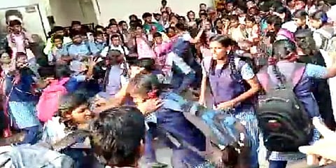 மதுரை: சண்டையிட்டுக் கொண்ட அரசுப் பள்ளி மாணவிகளிடம் விசாரணை நடத்தப்படும் என தகவல்