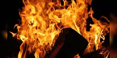 “உடல் சரியாக எரியவில்லை” - பிணத்தின் மீது பெட்ரோல் ஊற்றிய உறவினர்களால் ஏற்பட்ட தீ விபத்து