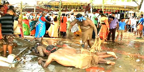 மாமன் மைத்துனர் உறவு வலுப்பெற துடைப்பத்தால் அடித்துக் கொள்ளுங்கள் - நூதன திருவிழா