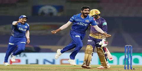 பும்ராவின் பந்துவீச்சில் சிதறிய கொல்கத்தா - துவக்கத்திலேயே அதிர்ச்சியளித்த ரோகித் சர்மா!