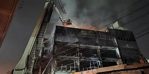 டெல்லி வணிகக்கட்டிடத்தில் தீவிபத்து - 27 பேர் உடல் கருகி உயிரிழப்பு