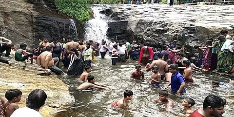 தேனி: கும்பக்கரை அருவியில் குவிந்த சுற்றலா பயணிகள்
