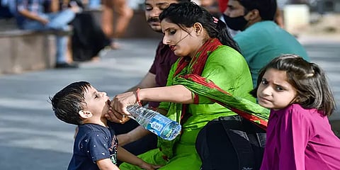 டெல்லியை வாட்டி வதைக்கும் வெயில் - வெப்ப அலையால் மக்கள் கடும் அவதி
