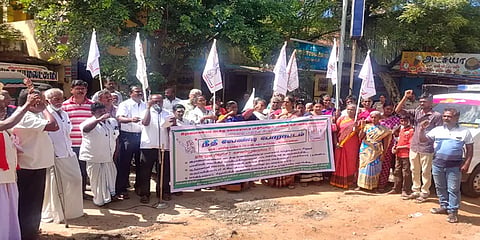 மனநலம் பாதித்த சிறுமி பாலியல் வன்கொடுமை - பாதிரியார் மீது வழக்குப்பதியக்கோரி ஆர்ப்பாட்டம்