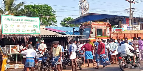 நாகை: ஓட்டுநரின் கட்டுப்பாட்டை இழந்து ஹோட்டலுக்குள் புகுந்த மணல் லாரி!