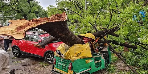 டெல்லியில் திடீரென பலத்த காற்றுடன் கனமழை - போக்குவரத்து பாதிப்பு