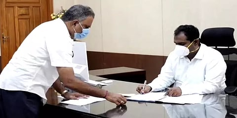 மதுரை: நிதி முறைகேட்டில் ஈடுபட்டதாக திமுக ஊராட்சி மன்ற தலைவர் பதவி நீக்கம்