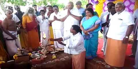 ரூ.1 கோடியில் எம்ஜிஆருக்கு கோவில் - அடிக்கல் நாட்டிய பக்தர்கள்