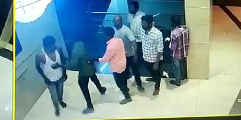 மது போதையில் இருந்ததாக கூறி டிக்கெட் தர மறுப்பு.. தியேட்டர் ஊழியரை தாக்கிய கும்பல்!