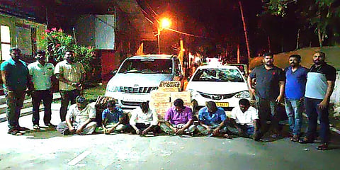 காரைக்கால் டூ மயிலாடுதுறை: காரில் கடத்தப்பட்ட 3 லட்சம் மதிப்புள்ள மது பாட்டில்கள் பறிமுதல்