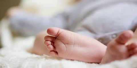 கவனக்குறைவால் நேர்ந்த விபரீதம் : கட்டிலில் இருந்து தவறி விழுந்து குழந்தை பலி