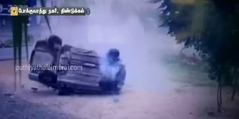 டயர் வெடித்து விபத்துக்குள்ளான கார் - உருண்டு செல்லும் பதைபதைக்கும் காட்சிகள்