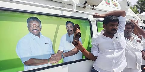 ஓபிஎஸ் வாகனத்தில் இருந்த ஈபிஎஸ் போட்டோவை கிழித்து செருப்பால் அடித்த ஆதரவாளர்கள்!
