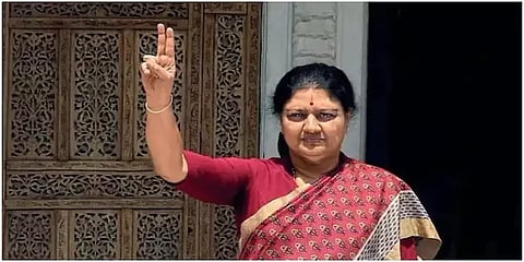 "ஒரு சிலரின் அரசியல் லாபத்துக்காக அப்பாவி தொண்டர்களை பலியாக்குவதா? " - சசிகலா காட்டம்