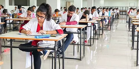 நீட் தேர்வை தள்ளிவைக்க கோரிய மனு தள்ளுபடி - டெல்லி உயர்நீதிமன்றம் உத்தரவு