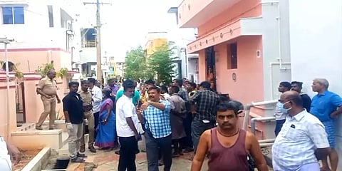 பட்டப்பகலில் ஆசிரியர் தம்பதியர் அடித்துக் கொலை: மிளகாய் பொடி தூவி நகை, பணம் கொள்ளை
