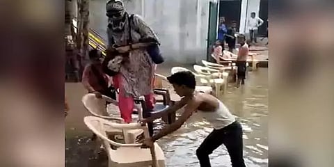 நாற்காலிகள் மீது ஏறிச்சென்ற டீச்சர்... தண்ணீரில் நிற்கும் மாணவர்கள் - வைரல் வீடியோ
