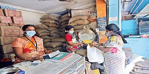 தரையில் சிந்தும் ரேஷன் பொருட்களை பொதுமக்களுக்கு விநியோகிக்க கூடாது-கூட்டுறவுத்துறை உத்தரவு
