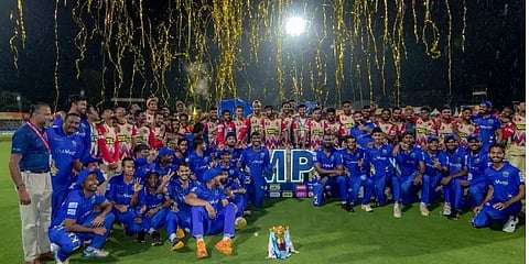டி.என்.பி.எல் 2022 கோப்பையை பகிர்ந்த 'சேப்பாக் மற்றும் கோவை' அணிகள்