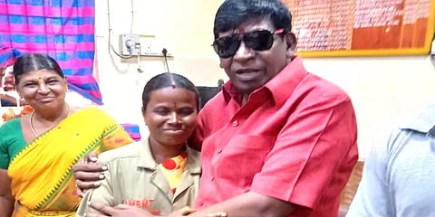 பண்ணாரி அம்மன் கோயிலில் நடிகர் வடிவேலு சாமி தரிசனம் - ரசிகர்களுடன் ஜாலி செல்ஃபி!