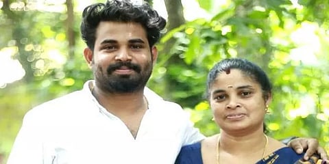 அரசு தேர்வில் வெற்றி பெற்று தாய் - மகன் சாதனை!