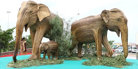 உலக யானைகள் தினத்தை முன்னிட்டு மெரினாவில் யானை சிலைகள் அமைப்பு