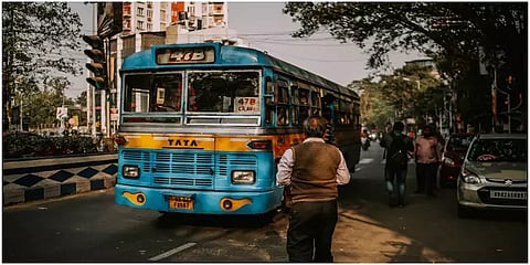 ஒரு பையன்; 2 பொண்ணுங்க.. நடுரோட்டில் சண்டை: எதிர்பாரத விதமாக காதலன் செய்த செயல்!