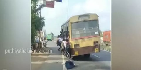 பேருந்து படிக்கட்டில் இருந்து பொத்தென்று கீழே விழுந்த மாணவன் - பதைபதைக்க வைக்கும் வீடியோ