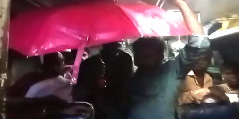 பேருந்துக்குள் கொட்டிய மழை: குடை பிடித்தபடி பயணிக்கும் அவலம் - எப்போது மாறும் இந்த நிலை?