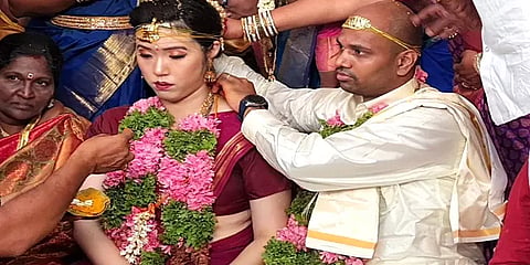 தென்கொரிய நாட்டு பெண்ணை காதலித்து கரம்பிடித்த தமிழக பொறியியல் பட்டதாரி!