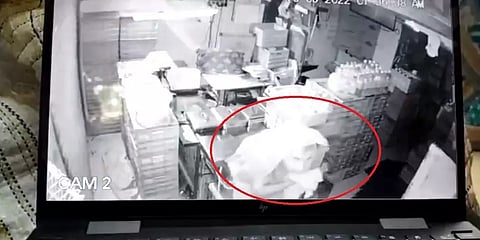 எண்ணெய் கடையில் திருட்டு போன ரூ1,75,000.. சிசிடிவி கேமராவில் பதிவான பகீர் காட்சிகள்!