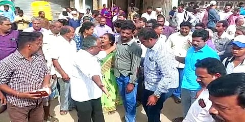 தந்தையுடன் இருசக்கர வாகனத்தில் பள்ளிக்குச் சென்ற 2 மாணவிகளுக்கு நேர்ந்த சோகம்