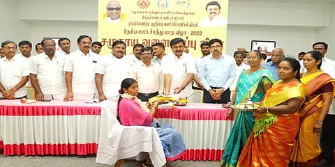 சீர்வரிசையுடன் கர்ப்பிணி பெண்களுக்கு அரசு நடத்திய சமுதாய வளைகாப்பு விழா